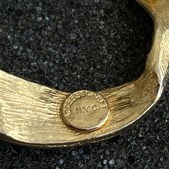 Vintage Accessocraft N.Y.C. Brooch Gold Tone Folded Circle Ribbon - Picture 4 of 6